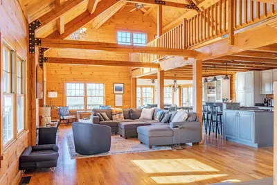 Image de Modern Log Chalet - 10 acres, views, and a pond!