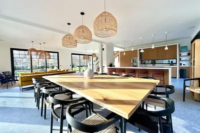 Image de Villa de prestige et sa Piscine intérieure à 10 minutes d'Arcachon