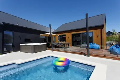 Prowess Lodge - luxury with private pool and spa