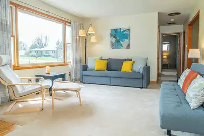 Cheerful, Accessible 2-Bed Home 2 miles from Iu Campus