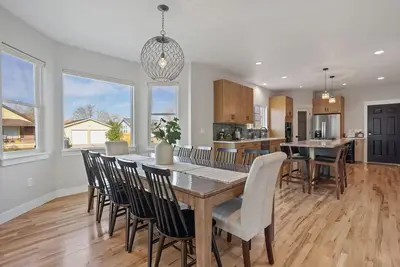 Image de Spacious Downtown Location | 4ba, 2 Kitchens + Game Room