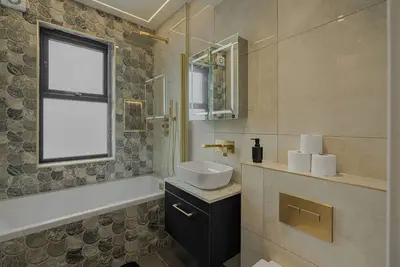 Image de Spacious 2-bedroom condo - Sleeps 5 - Free WiFi - Free Parking