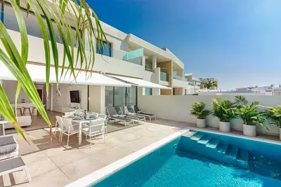 Image de 4-bedroom modern villa with private pool and spectacular views!