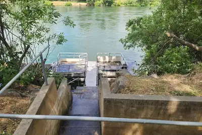 Image de 2 acres 3 bed 3. 5 bath on the Sacramento River.