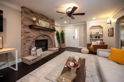 Image de 2br Collins StayAwhile - Feels Like Home - Modern Furnishings - Big Fenced Yard