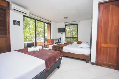 Image de Exceptional quadruple room with balcony in laureles stadium medellin