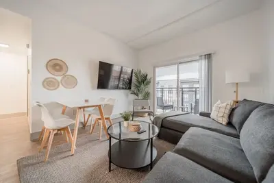 Image de Spacious 4br • 3 Kings + Queen • Walk to Nfl