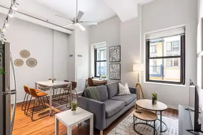 Modern 2br • King + Queen • Pool • Gym Access