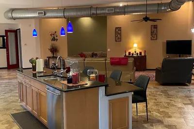 Image de Exclusive & Private 2nd fl unit. 2-2 + bonus room, close to Sebring Raceway.