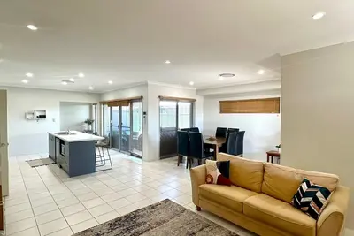 Image de Hideaway on Peel - perfect blend of city buzz and coastal tranquillity.