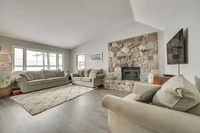 Image de Dock & Views: Lake Mitchell Home in Cadillac!