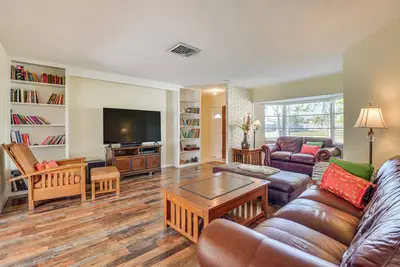 Image de 6 Mi to Anna Maria Island: Modern Bradenton Home