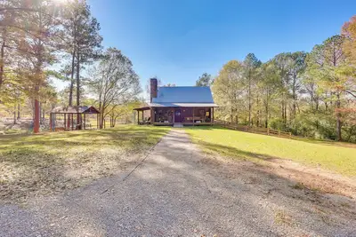 Image de Cabin w/ Catch & Release Pond in Hueytown!