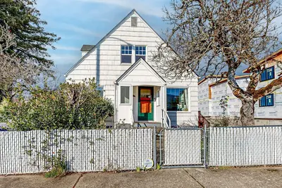 Image de Renovated home in central location w/ hot tub, theater, fast wifi & work desks