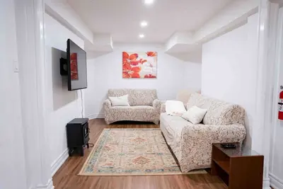 Image de Adorable 3 Bedroom Basement Apartment with Free Parking