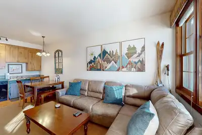 Image de Ski in ski out condo with fast wifi, full kitchen and shared hot tub and pool
