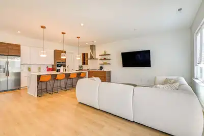 Image de 2 Mi to Bank of America Stadium: Townhome w/ Patio