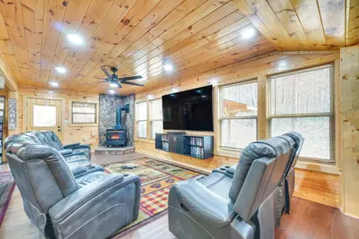 Image de Hot Tub + Pool Table: Spacious Sevierville Cabin!