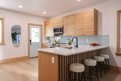 Image de Modern bungalow in Old Towne Elkhorn, walk to dining & entertainment or enjoy private fenced yard
