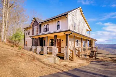 Image de Newly Built! Spacious 7 Bedroom Home With A View!