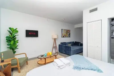 Image de King Bed brand new safe Oasis minutes to Brickell