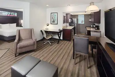 Image de Spacious 1br King w/ Pool Access 1 mile from Irving Convention Center