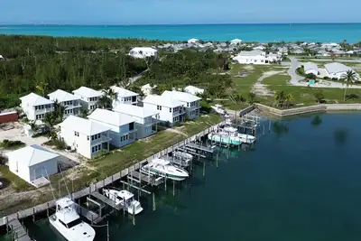 Image de Treasure Cay Getaway with Boat Dock! \n4 bedroom, pool, & bbq Cabana!