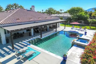 Image de Magnificent 5br/4ba luxury pool retreat with mountain views on a ½-acre lot.