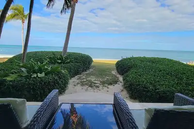 Image de Ocean Front Cottage with Kitchen - Old Bahama Bay Resort. Dockage Available.