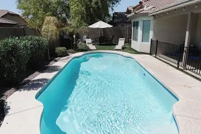 Image de Light and Bright Home With a Pool!