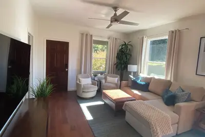 Rosebud: Charming 2-bedroom home in Pasadena