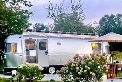Image de Come Spring Farm Airstream, Lake & farm animals