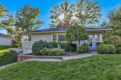 Image de Stay in a charming 2-bedroom house in Omaha with WiFi, Ac, and a peaceful vibe.