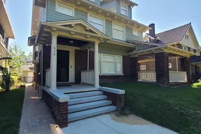 Image de Spacious House with WiFi via Cultural Gardens in Cleveland