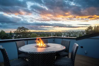 Image de 4-Bed Modern Home with Rooftop, Covered Deck, Large Backyard & Central Location