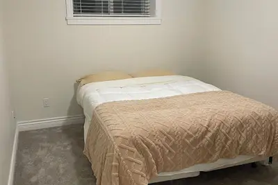 Image de Cozy, clean basement suite in beautiful Clayton Heights with gas fireplace!