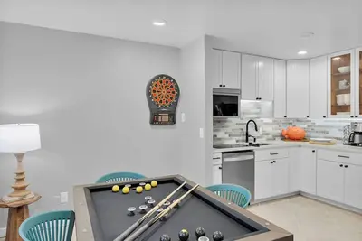 Image de Welcome to Reel Hip! Dive into your ultimate Florida Keys retreat at Reel Hip! This stylish waterfront condo offers the perfect blend of coastal charm & modern luxury, complete with a heated pool & a private boat slip for your dream getaway.