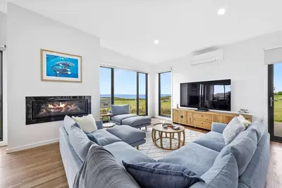 Luxury 4 br house with sea views