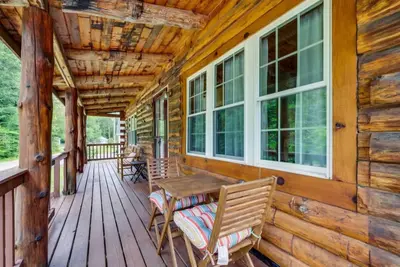 Image de Heart of Lincoln - Modern Log Cabin, Steps from Main St, Mountain Fun, & Dining \n