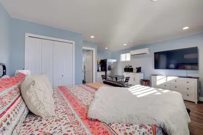 Image de 1 Mi to Virgin River Casino: Pet-Friendly Home!