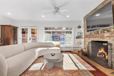 Image de Prime Location 1 Block To Aspen Dining, Shops & Gondola. Steps To Outdoor Pool – Perfect for Summer!