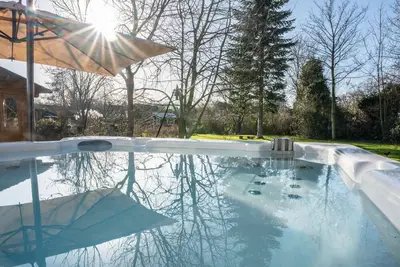 Image de Maison de vacances 'Wellness Oase Mit Whirlpool U Sauna' avec terrasse privée, jardin privé et Wi-Fi