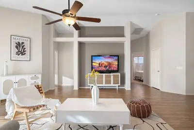 Image de Serene Retreat: Charming Home on N 37th Ln Perfect for Relaxing Getaways  #41688