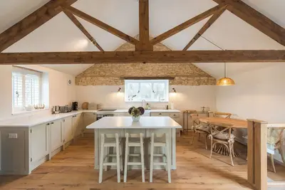 Image de A charming retreat nestled in the picturesque hamlet of Reybridge.