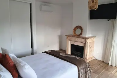 Image de Suite with private bathroom, living room and balcony overlooking Serra da Arrábida at Casa das Vinhas