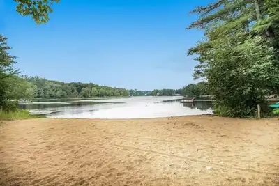 Image de Cozy Cabin Getaway with Private Hot Tub & Lake Access in Saugatuck!