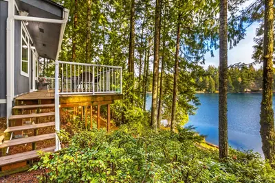 Lakefront retreat with view deck & private dock