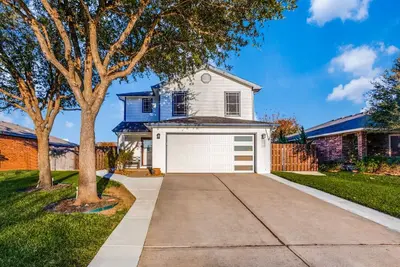 Image de Spacious Home with Gorgeous Backyard Kitchen, Close to Top Shopping Destinations