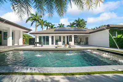 Image de Deluxe Boutique home/heated pool/pool table and more