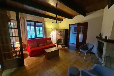 Image de villa avec piscine privée et grand jardin clôturé